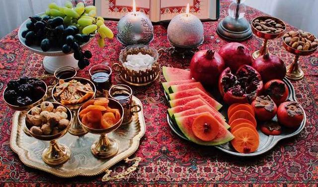 چیدمان و تزیین سفره‌ی شب یلدا ۱۴۰۳